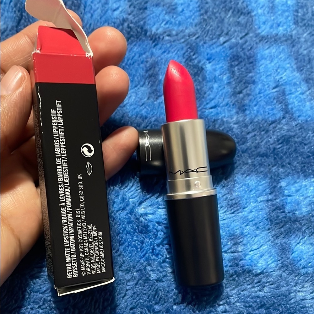 MAC Cosmetics Red Lipstick Vibrant Satin Finish - Picture 4 of 4